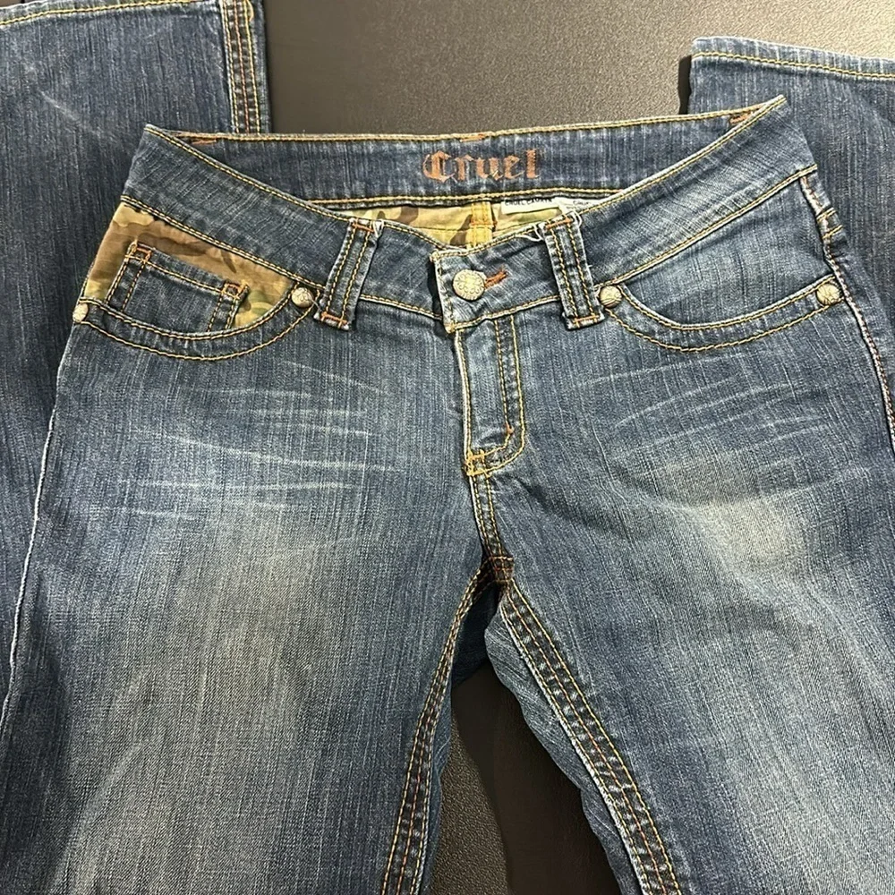 441.   Cruel women’s boot cut low rise blue jeans  camo design pockets size 7 R